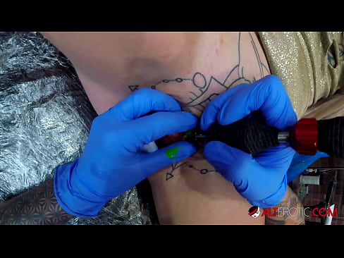 ❤️ Ekstreem tattooed hottie Sully Savage krige in tattoo op har klitoris ❌ Anale porno by wy